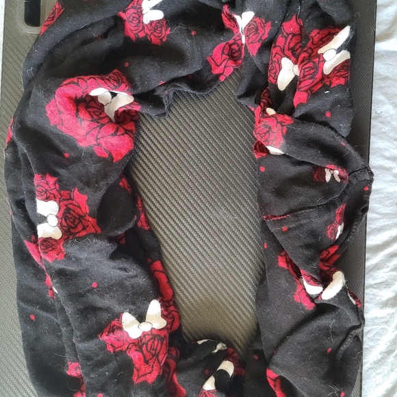 Disney's Minnie Roses Infinity Scarf - Picture 2 of 2